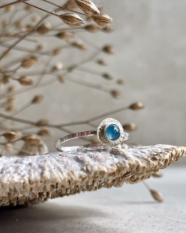 Kunst mol kieken!
Handgemacht: 925er Silber Ring Calcedon Kunst mol kieken!
Handgemacht: 925er Silber Ring Calcedon