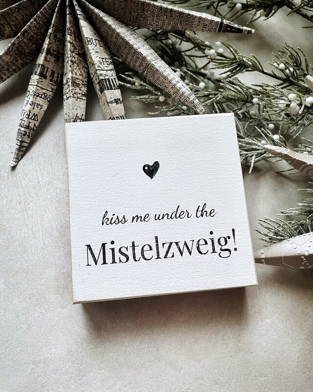 Schild Schild "kiss me under the Mistelzweig!"