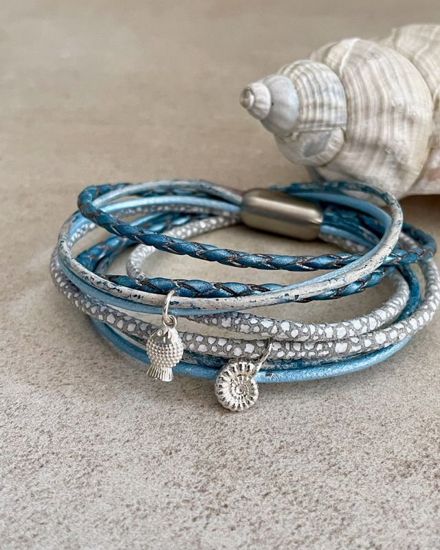 Lederarmband mit 925er Silber Anhänger Ammonit und Fisch Lederarmband mit 925er Silber Anhänger Ammonit und Fisch