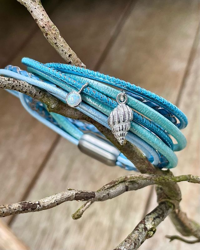 Lederarmband mit 925er Silber Wellhornschnecke und synth. Opal Lederarmband mit 925er Silber Wellhornschnecke und synth. Opal