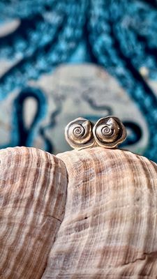 Kunst mol kieken!  Handgemacht: 925er Silber Ohrstecker „Meeresschneckchen“
