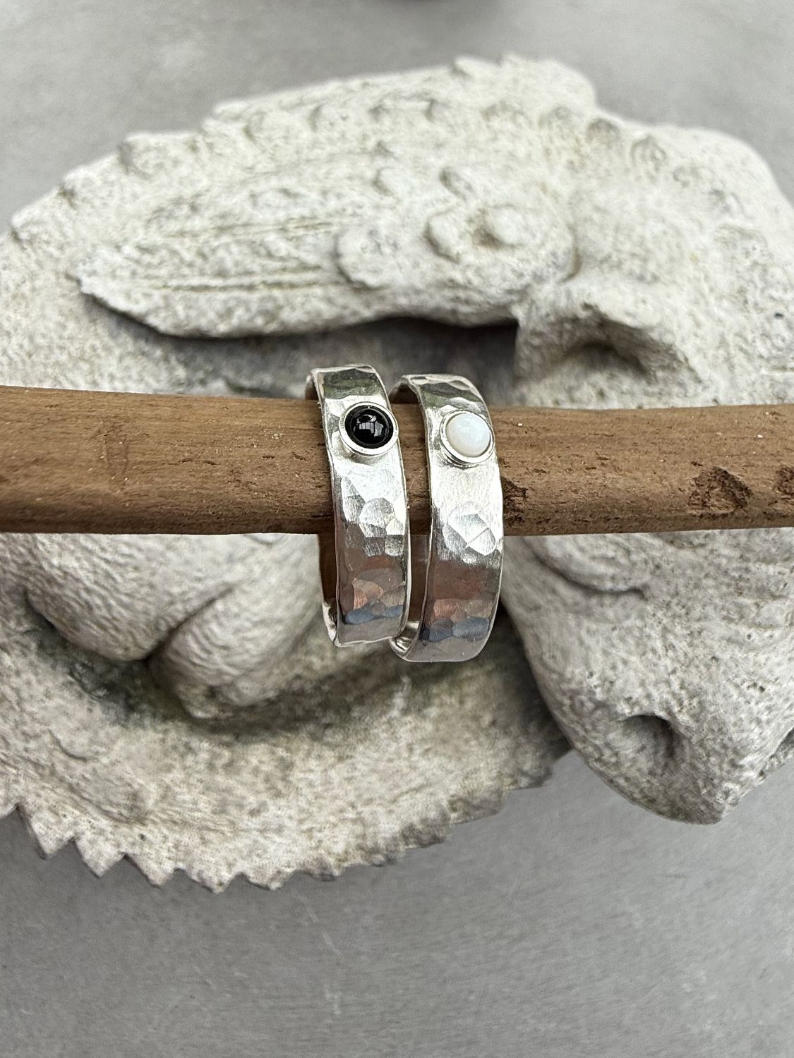Meerfein ❤️ gehämmerter Ring, handgeschmiedet aus 925er Silber mit Onyx oder Perlmutt