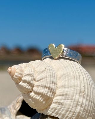 Meerfein ❤️ Ring mit Struktur, handgeschmiedet aus 925er Silber mit Herz aus Messing.