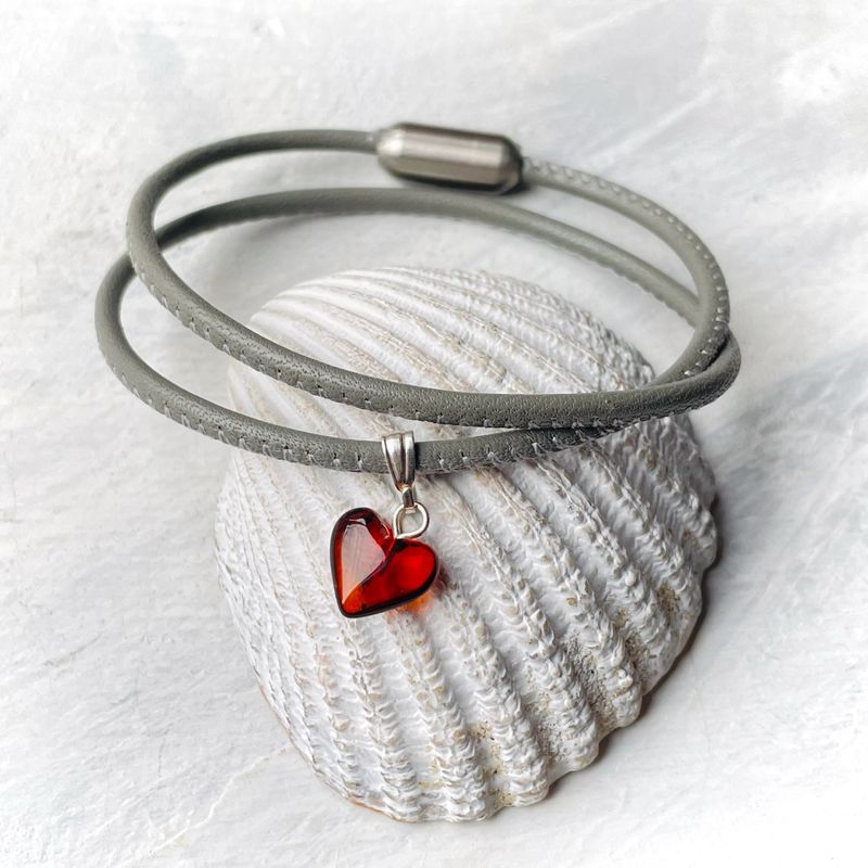 Lederarmband mit Bernsteinherz Lederarmband mit Bernsteinherz