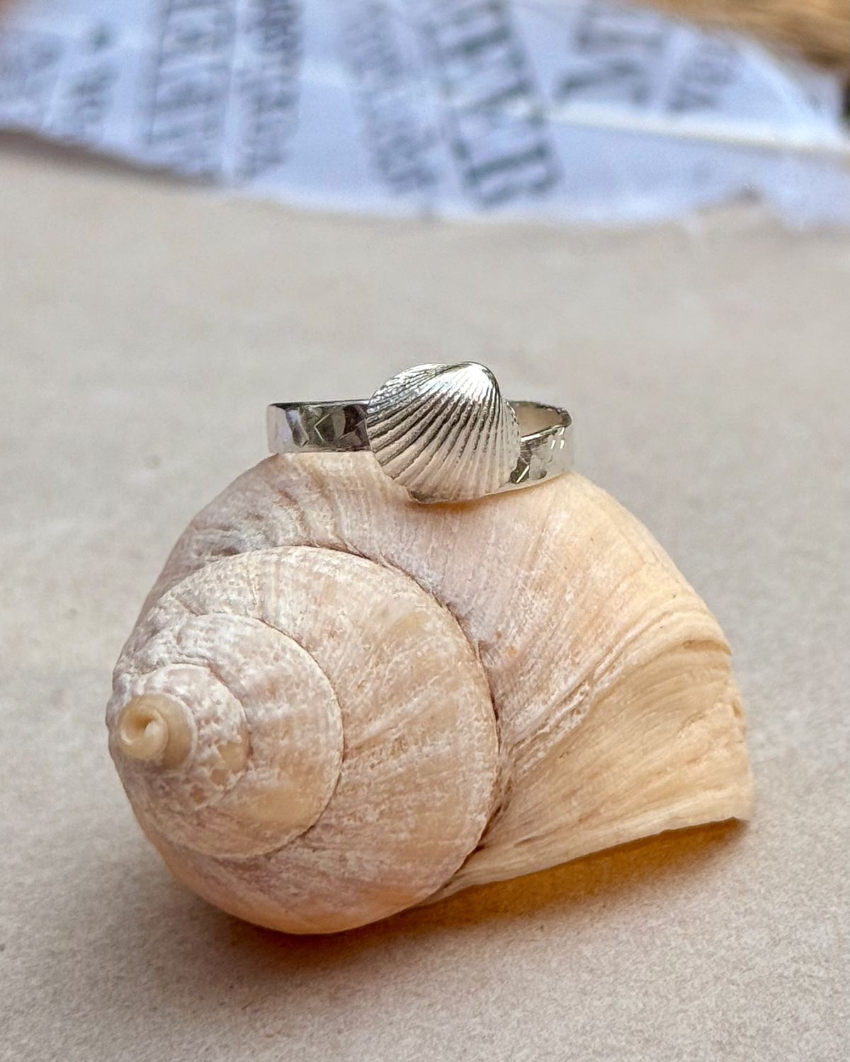 Meerfein ❤️ gehämmerter Ring, handgeschmiedet aus 925er Silber mit Herzmuschel