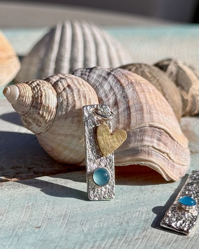 999er Feinsilber Anhänger mit Messingherz und Chalcedon/Bernstein