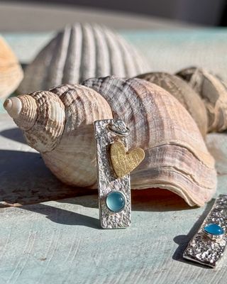 999er Feinsilber Anhänger mit Messingherz und Chalcedon/Bernstein