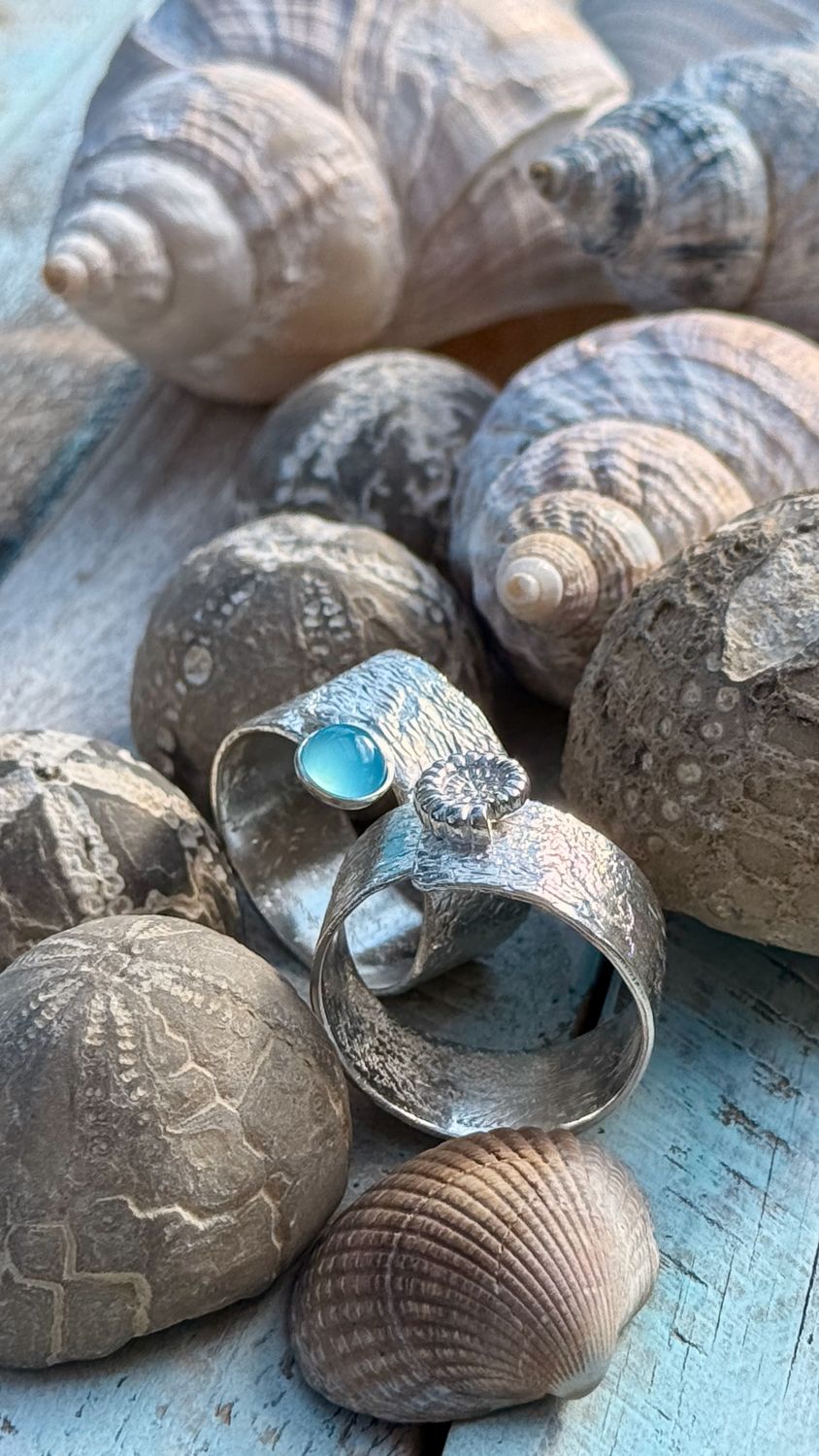 Meerfein ? Ring. Verstellbar. Handgemacht aus 925er Silber mit Chalcedon oder Ammonit