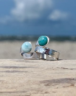 Meerfein ?  Verstellbarer Ring. Handgemacht aus 925er S.  mit  8mm Larimar/Chalcedon/Perlmutt