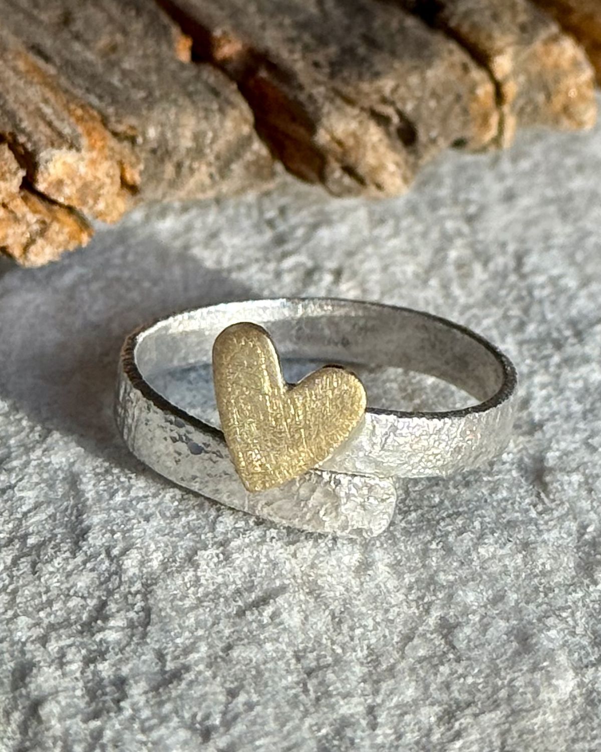 Meerfein ❤️ verstellbarer, gehämmerter Herz Ring, handgeschmiedet aus 925er Silber mit Herz aus Messing.