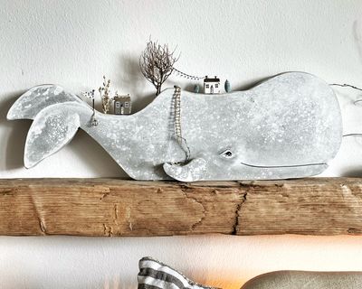 Holzwal (Blick nach rechts) mit Haus und Landschaft