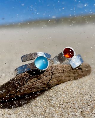 Kunstmolkieken/Meerfein ?  Verstellbarer Meermädchenring. Handgemacht aus 925er Silber mit 6mm Chalcedon oder Bernstein