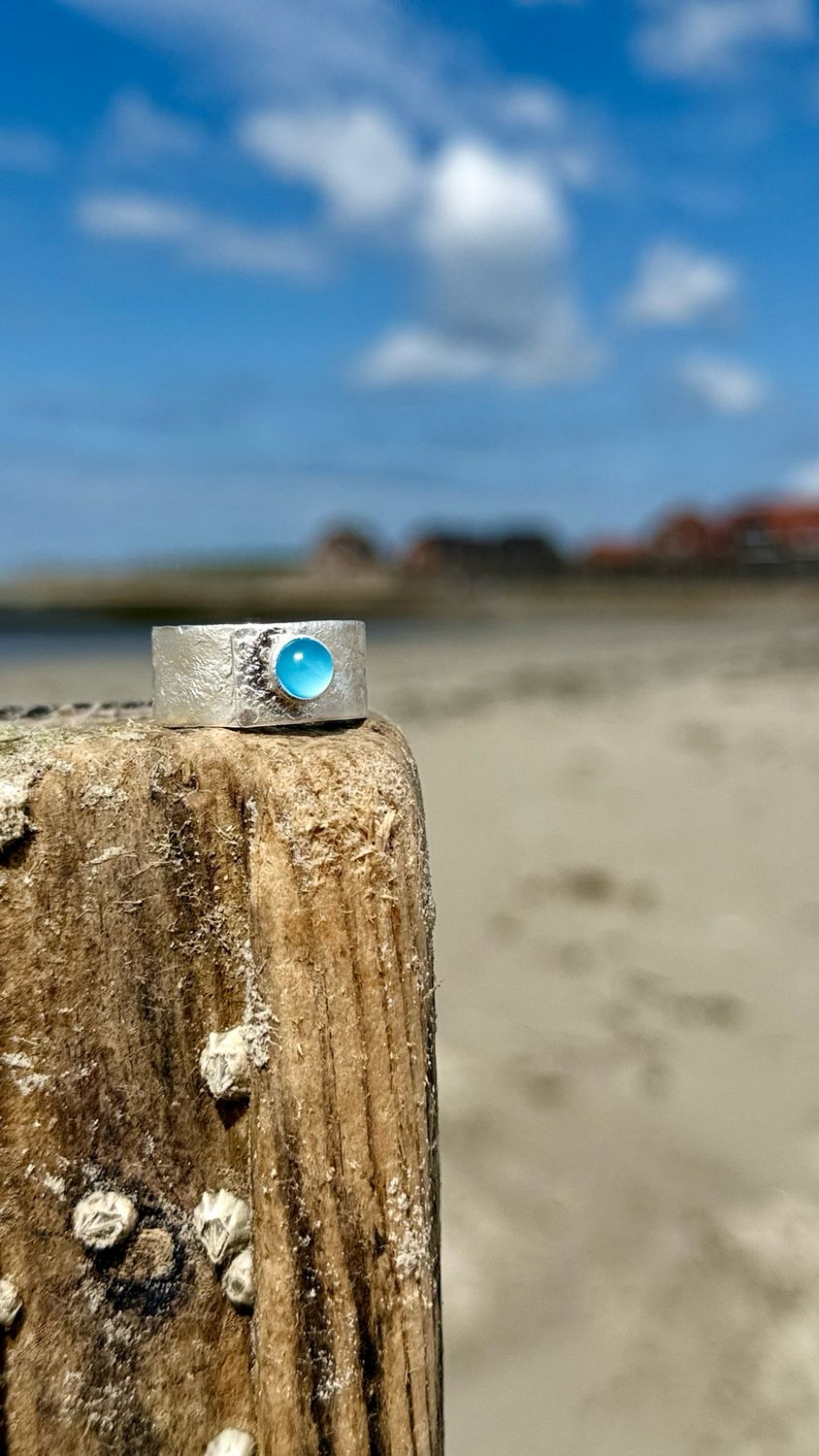 Kunstmolkieken/Meerfein ? Südstrand Ring. Verstellbar. Handgemacht aus 925er Silber mit Chalcedon oder Bernstein