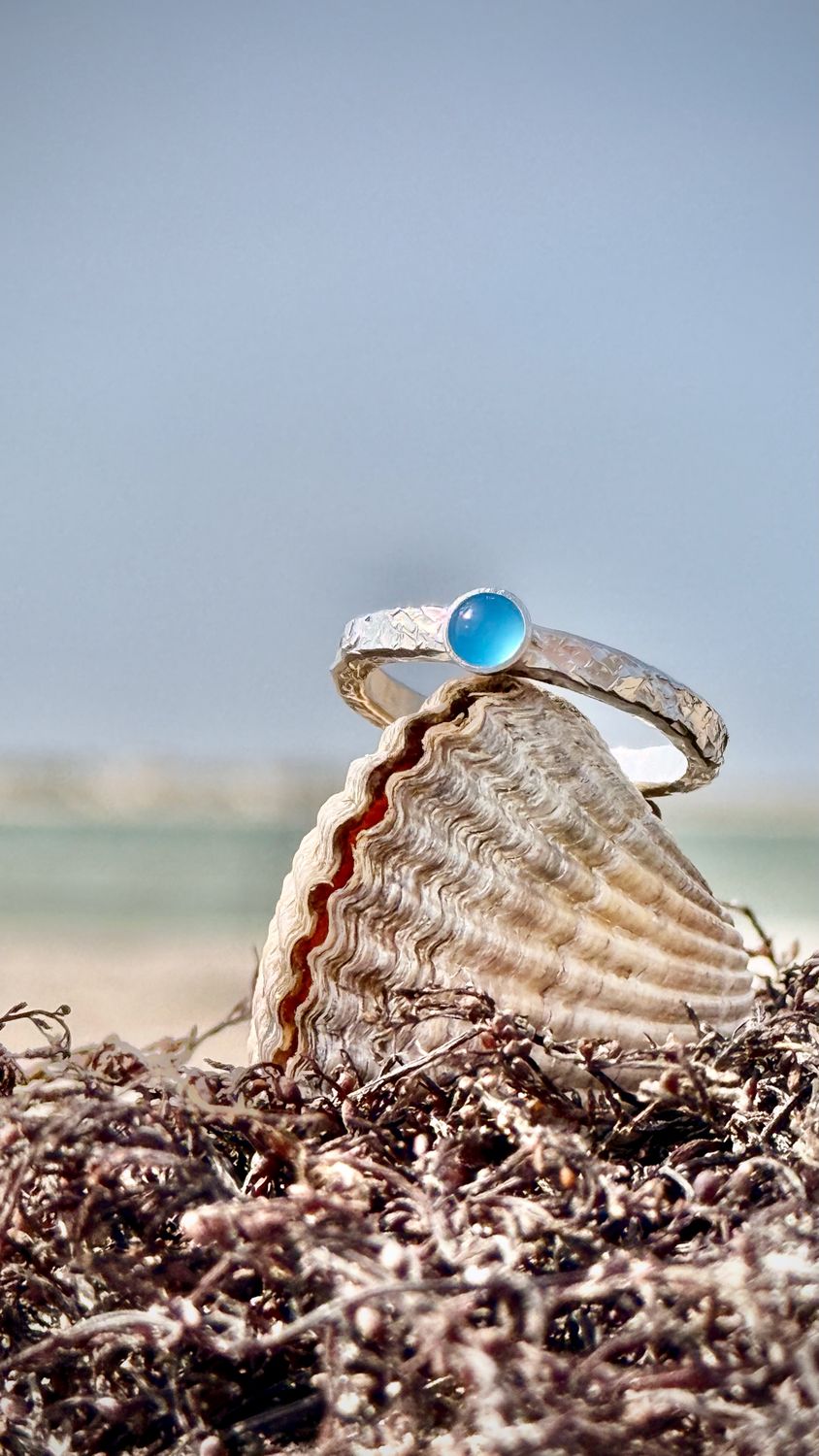 Meerfein Ring ❤️ Gehämmert. Handgeschmiedet aus 999er Feinsilber mit Chalcedon Meerfein Ring ❤️ Gehämmert. Handgeschmiedet aus 999er Feinsilber mit Chalcedon