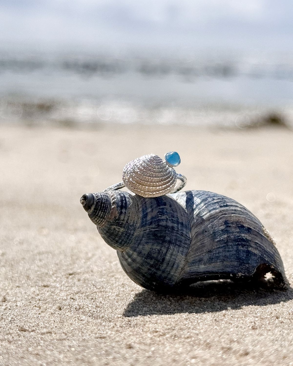 Meerfein ❤️ verstellbarer Ring, handgeschmiedet aus 925er Silber mit Venusmuschel/Stein