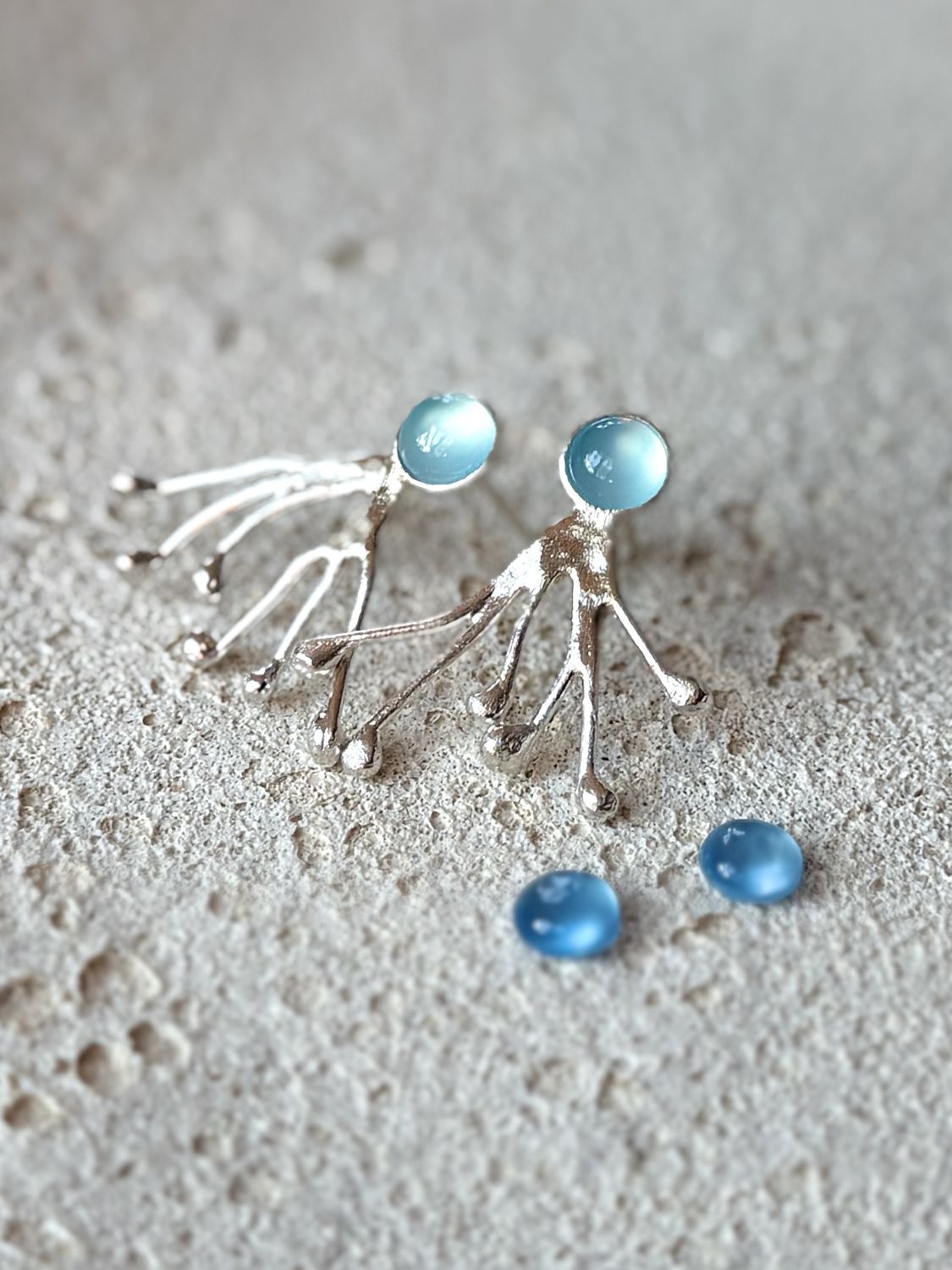 Ohrstecker "Seetang" 6mm Chalcedon/Bernstein