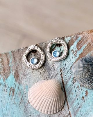 Meerfein ? Ohrstecker, gehämmert mit Chalcedon/Perlmutt oder Granat