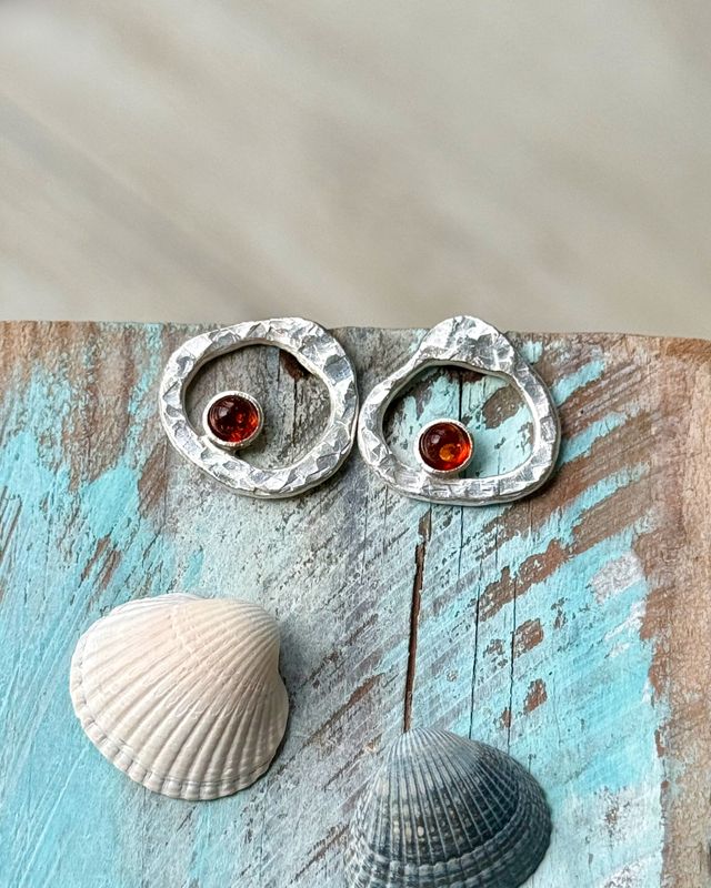 925er Silber Ohrstecker, gehämmert mit Bernstein oder Chalcedon