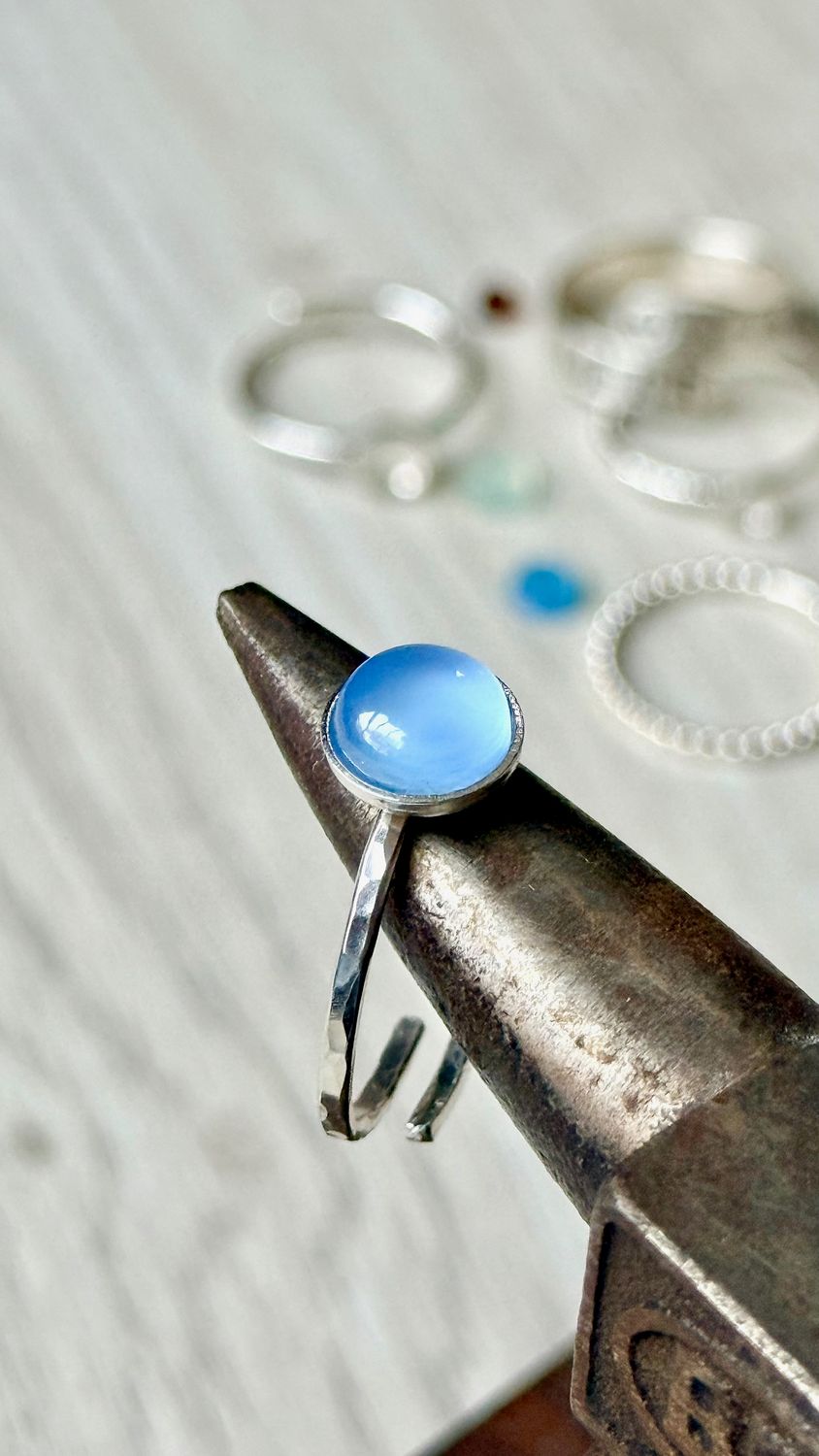 Meerfein ?  Handgemacht: 925er Silber Ring mit 8mm Chalcedon, verstellbar