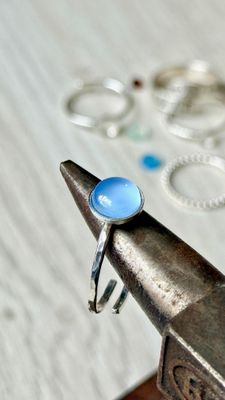 Meerfein ? Handgemacht: 925er Silber Ring mit 8mm Chalcedon, verstellbar Meerfein ? Handgemacht: 925er Silber Ring mit 8mm Chalcedon, verstellbar