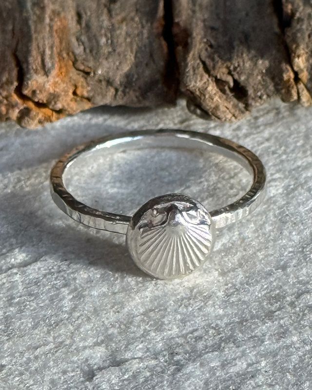 925er Silberring mit Motiv Muschel, handgeschmiedet