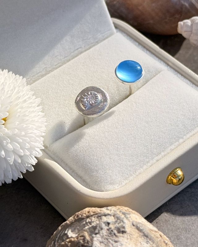 Ring  Meerglück ? mit blauem Chalcedon und Ammoniten-Motiv