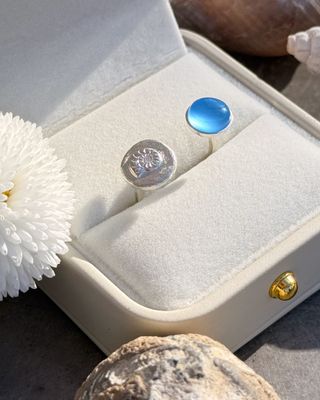 Ring  Meerglück ? mit blauem Chalcedon und Ammoniten-Motiv