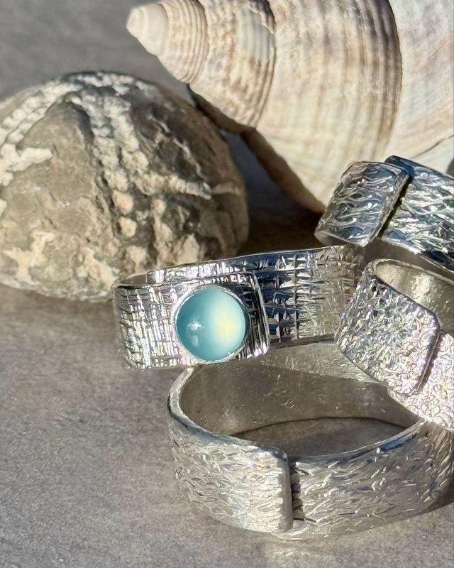 Handgeschmieder 925er Silber Ring mit Chalcedon, verstellbar.