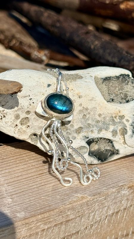 Qualle aus Silber mit Labradorit