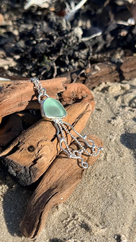 Anhänger Qualle aus Silber mit Seeglas Anhänger Qualle aus Silber mit Seeglas