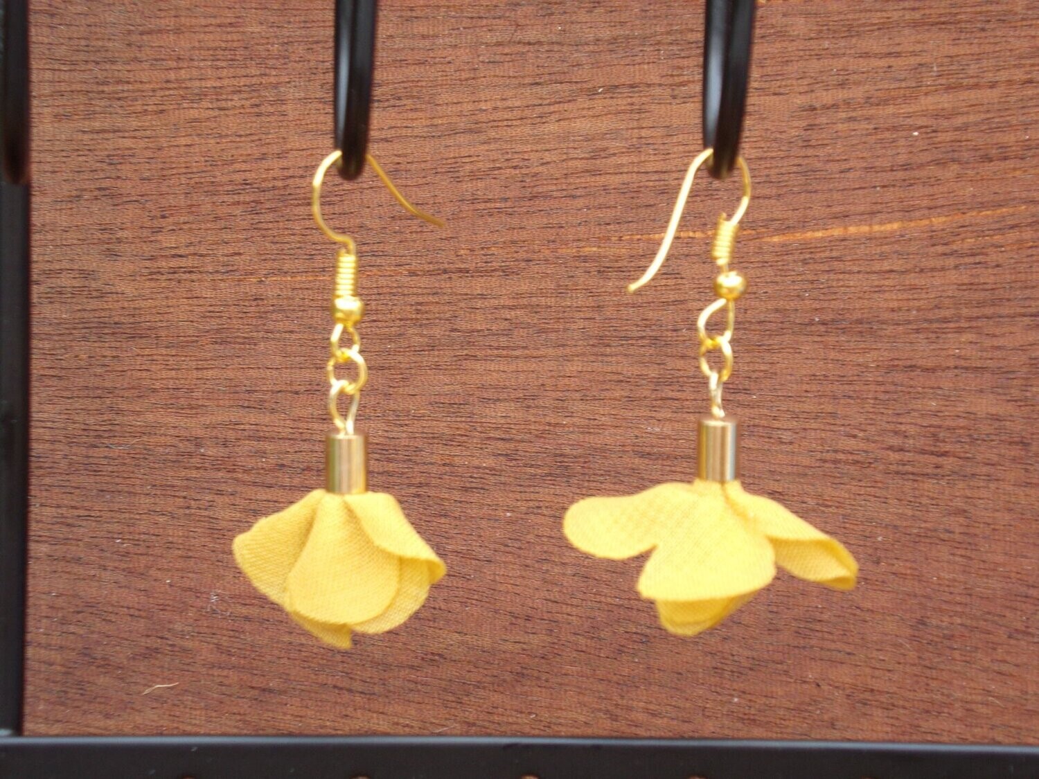 Boucles d'oreilles petites fleurs jaune en tissu