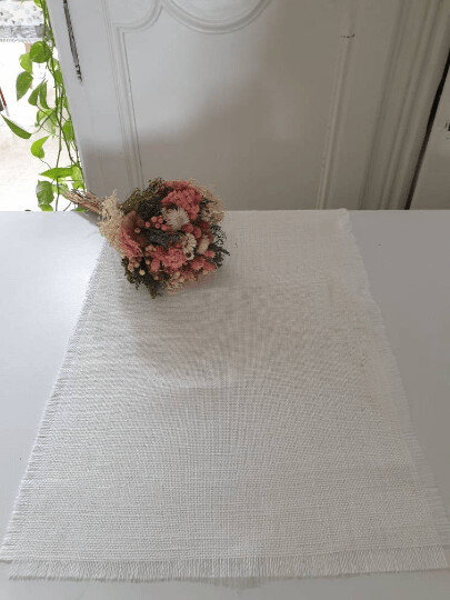 Centre de table écologique en toile de jute blanc blanche pour mariage champêtre à la française