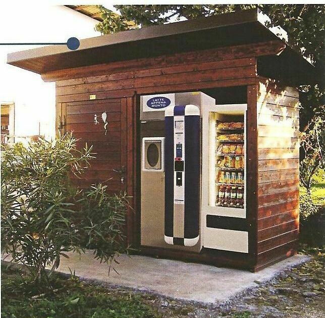 Casa de madera + distribuidor de botellas + distribuidor de leche