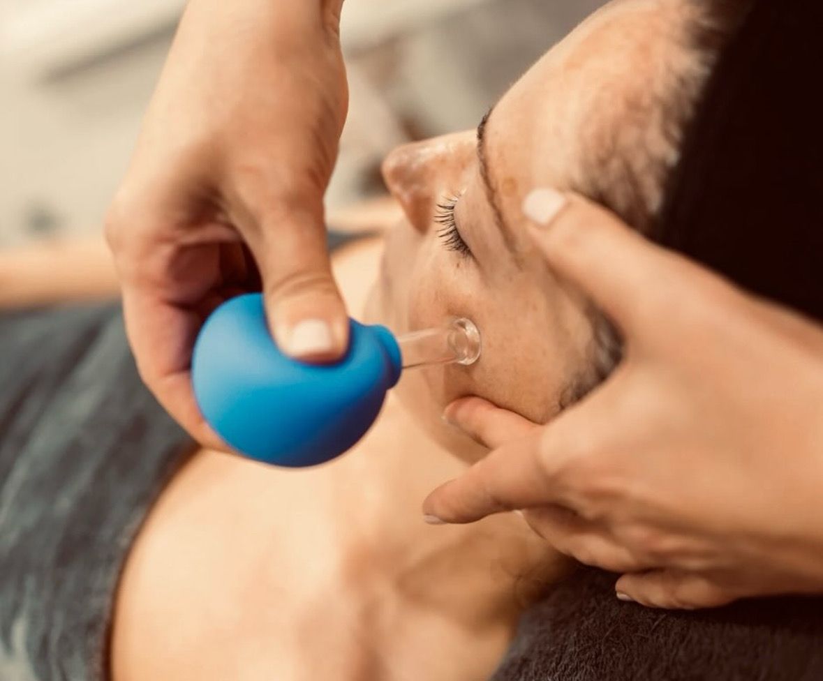 Massage éveil holistique aux ventouses (cupping facial)