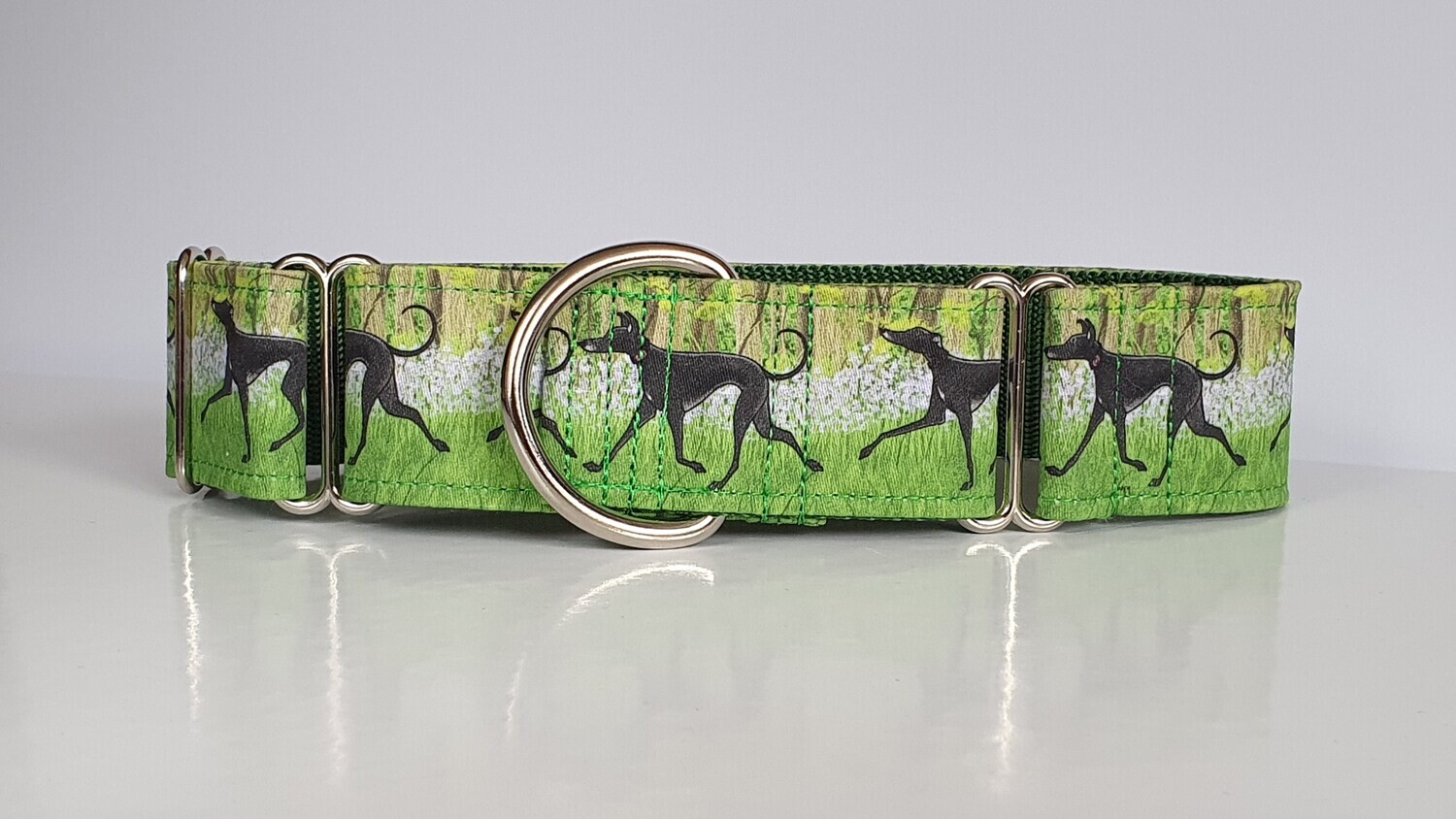 Collar &#39;Walk in The Woods&#39; by James Hardy