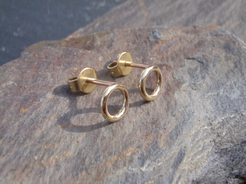 Ohrstecker "Durchblick" aus rosefarbenem 333/000 Gold angefertigt