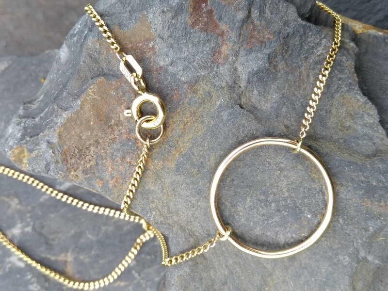 Anhänger "Durchblick" an feiner Kette in 333/000 Gold geschmiedet
