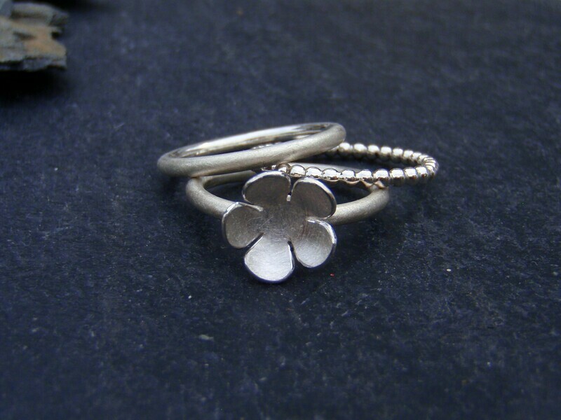 Blütenringset aus Sterlingsilber geschmiedet