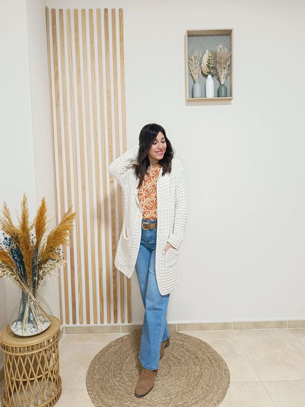 Cárdigan de punto en color beige con bolsillos y en talla única desde una 38 hasta una 46