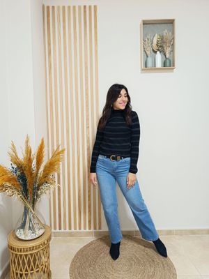 Vaquero de pata recta en azul claro, con tiro alto y disponible desde la talla 34 hasta la talla 44