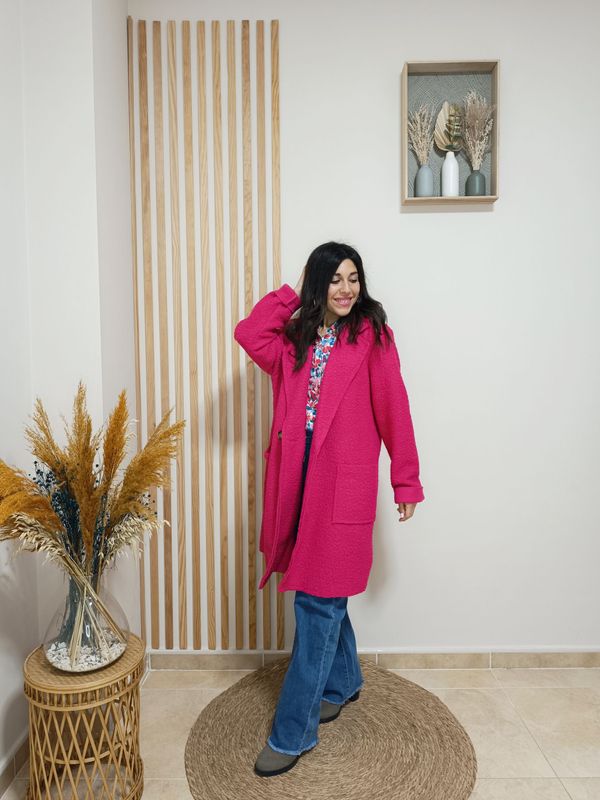 Abrigo fucsia de borreguito con maxisolapa y botón central con bolsillos laterales, disponible en talla única (38-44)