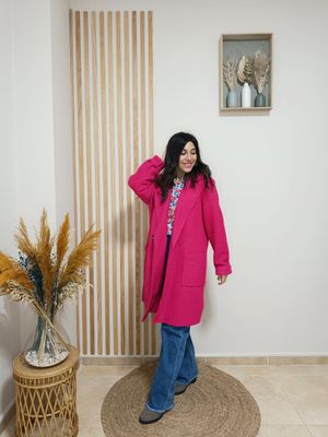 Abrigo fucsia de borreguito con maxisolapa y botón central con bolsillos laterales, disponible en talla única (38-44)