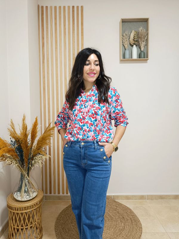 Camisa con estampado floral en tonos pasteles, destacando el rosa, azul y rojo sobre un fondo blanco