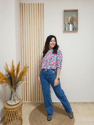 Vaquero de pata recta wide leg con botones dorados en el filo de los bolsillos 