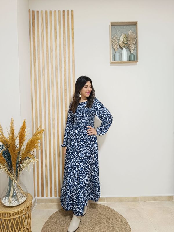 Vestido largo en color azul marino y con estampado floral en beige, con nido de abeja con goma elástica por la parte delantera del pecho y espalda, manga engomada para remangar al gusto.