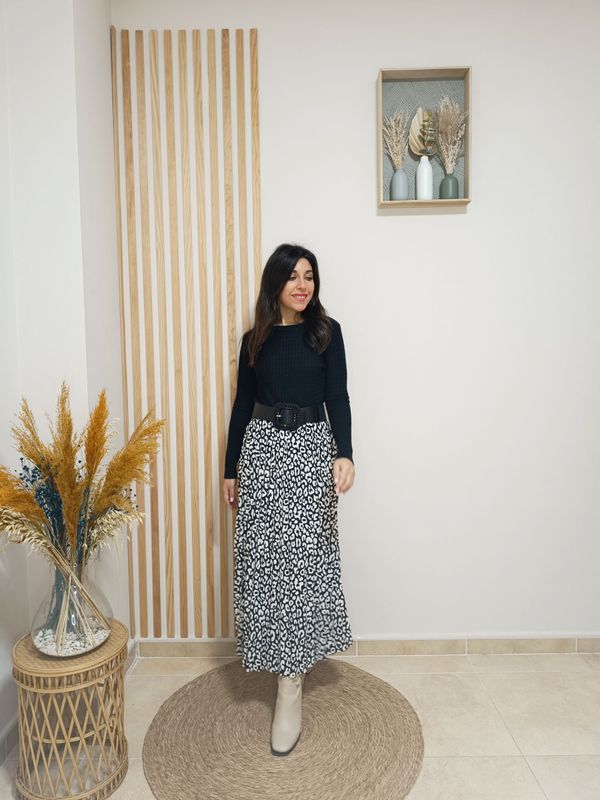 Falda plisada en estampado animal print en color negro con moteado blanco, con largo midi y cinturilla elástica