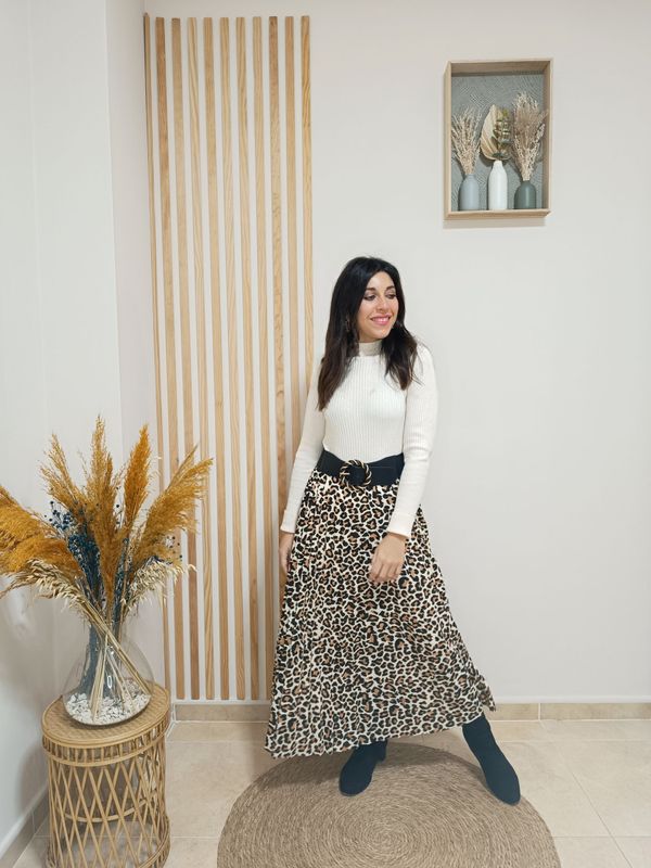Falda plisada en estampado animal print en color beige con moteado en negro y cámel, con largo midi y cinturilla elástica
