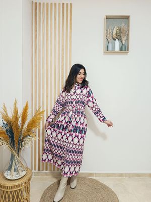 Vestido camisero largo con estampado tribal en tonos fucisias, abotonado por la parte central, con lazada para ajustar a modo de cinturón