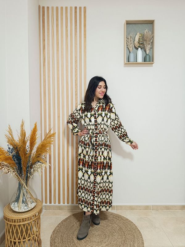 Vestido camisero largo con estampado tribal en tonos verde kaki, abotonado por la parte central, con lazada para ajustar a modo de cinturón