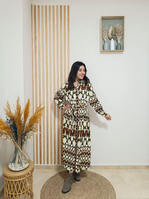 Vestido camisero largo con estampado tribal en tonos verde kaki, abotonado por la parte central, con lazada para ajustar a modo de cinturón